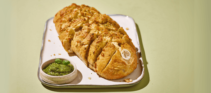 Pulled bread met pesto, Parmezaanse kaas en mozzarella